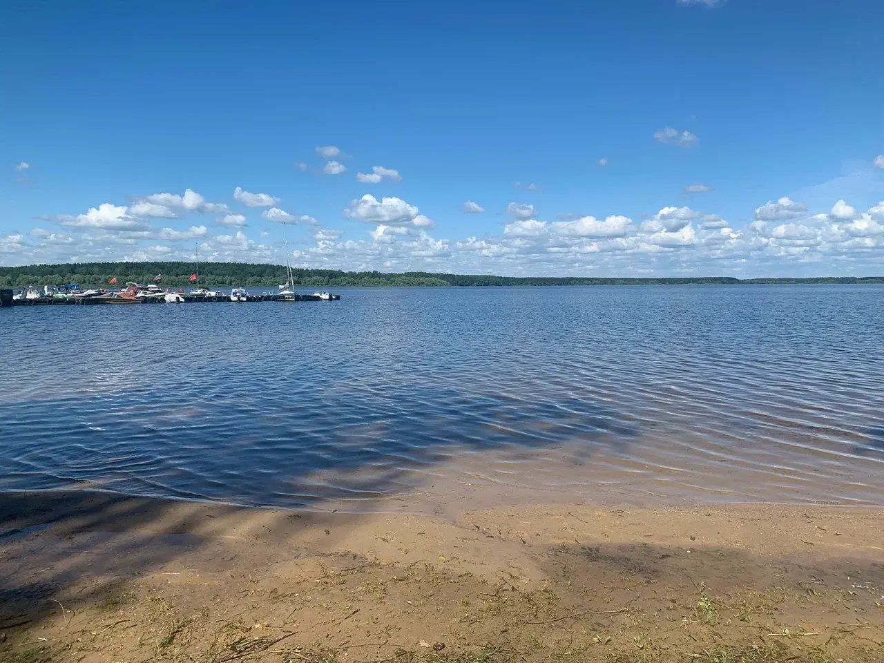 Водохранилище и лодки у берега