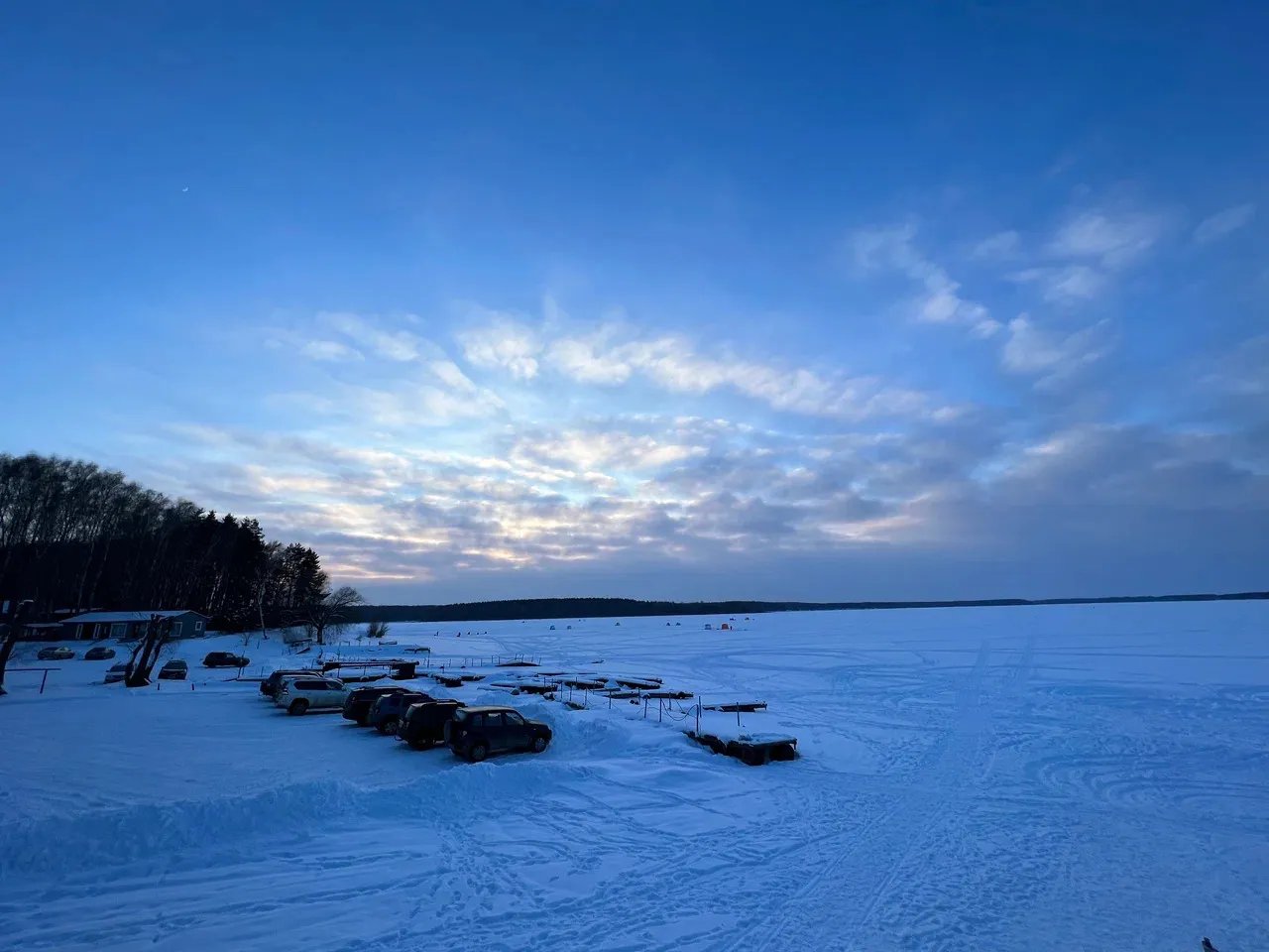 Зимний вечер на льду водохранилища