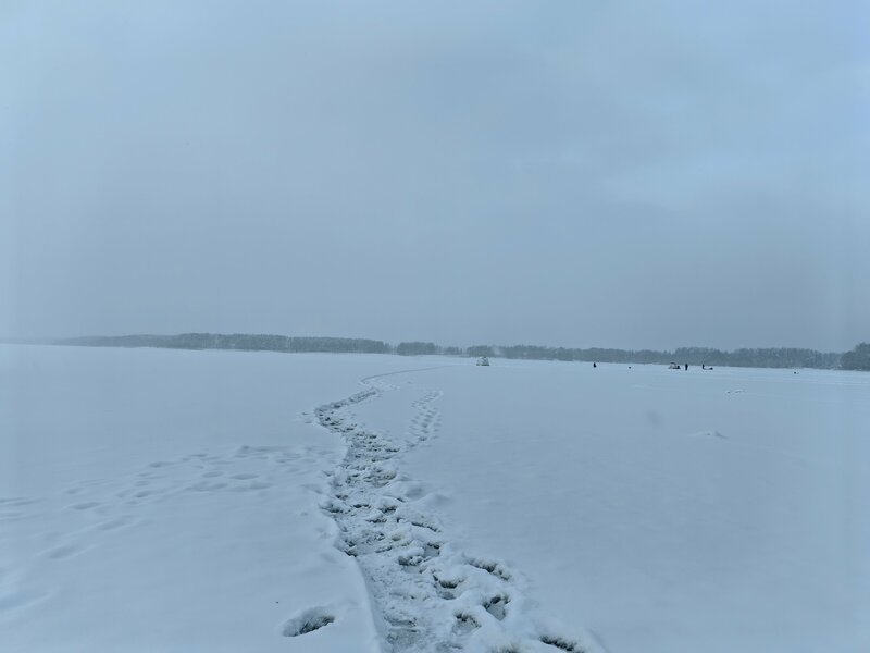 Следы на заснеженном льду водохранилища