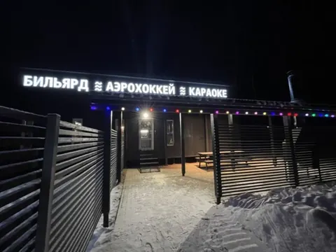 Парная бани на дровах: дровяная печь-каменка, деревянные полки и отделка вагонкой